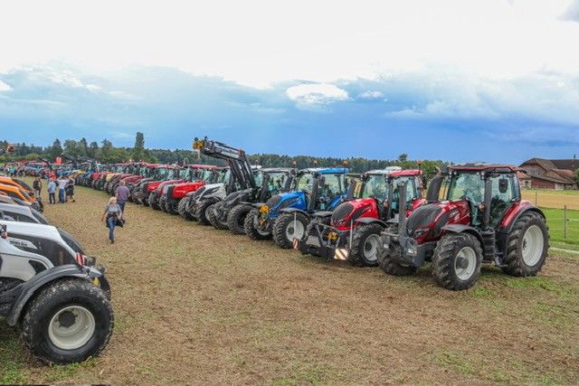 En rang d'oignons, des tracteurs Valtra de tous âges.