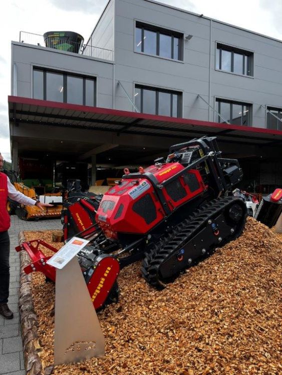 Funkgesteuertes Raupenfahrzeug für steiles Gelände bis zu 55 Grad einsetzbar.