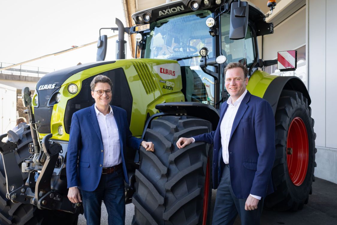 Hoher Besuch aus Harsewinkel: Max-Ferdinand von Korff (Geschäftsführer Claas Vertriebsgesellschaft; r.) und Ansgar Koenen (Leiter Export Claas).