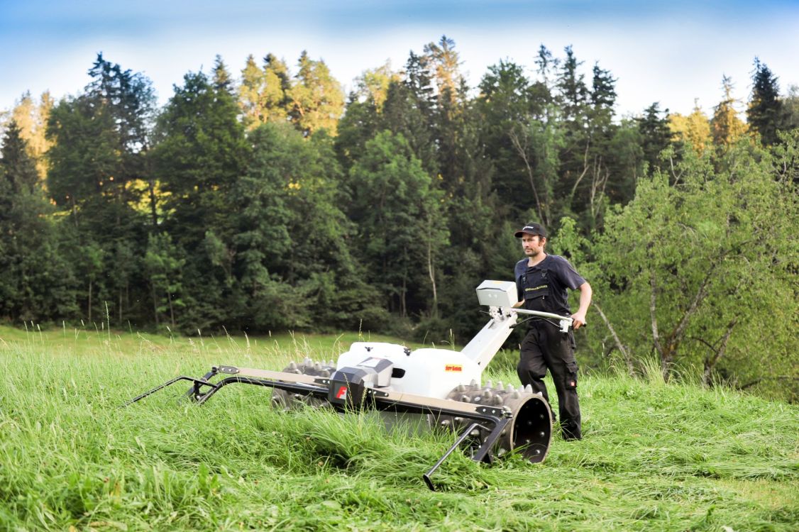 La faucheuse entièrement électrique de Xelom offre une alternative écologique, silencieuse et sans émissions pour le fauchage en pente, photo : zVg