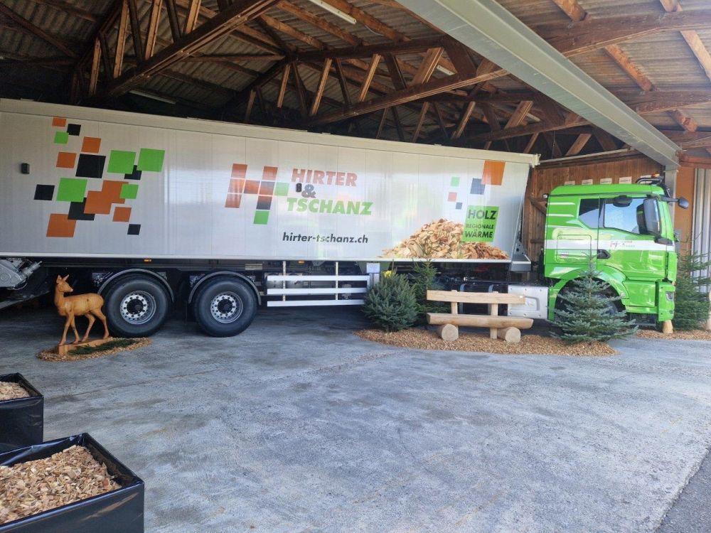 Le semi-remorque avec une benne de 60 m3 est utilisé pour le transport de copeaux de bois. Image : kim