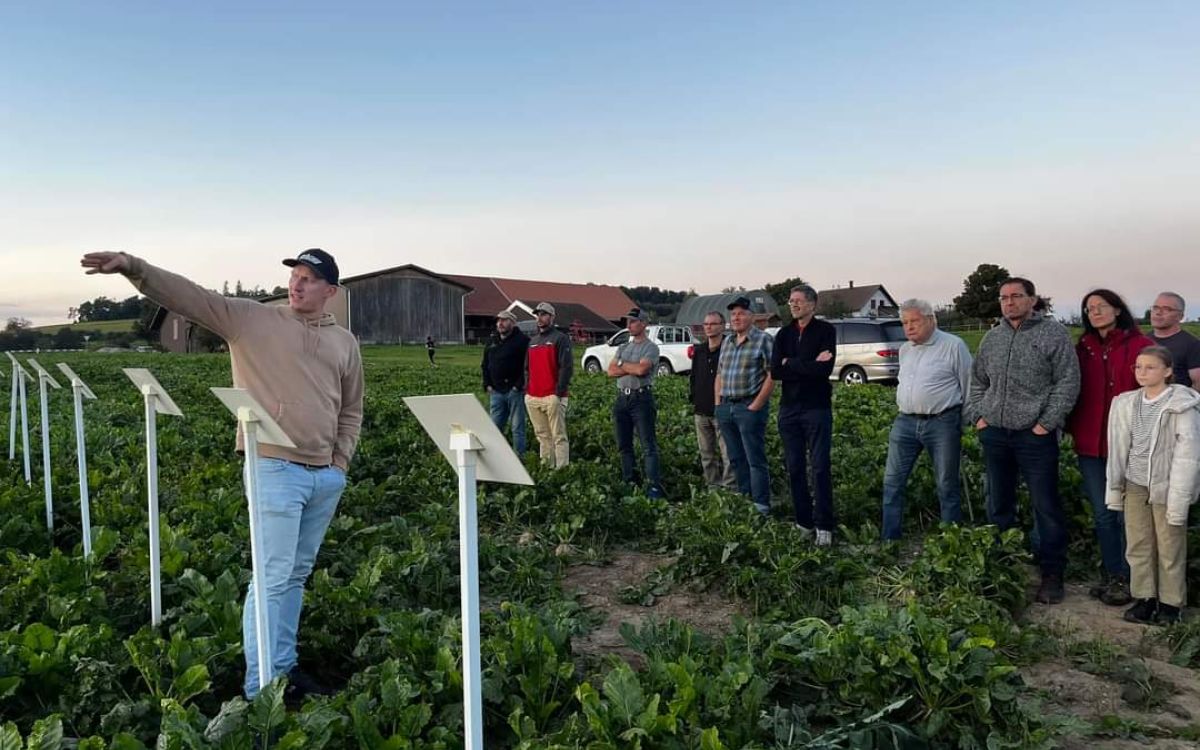Luzi Schneider, directeur du Centre betteravier suisse, a donné un aperçu des essais variétaux. Image : kim