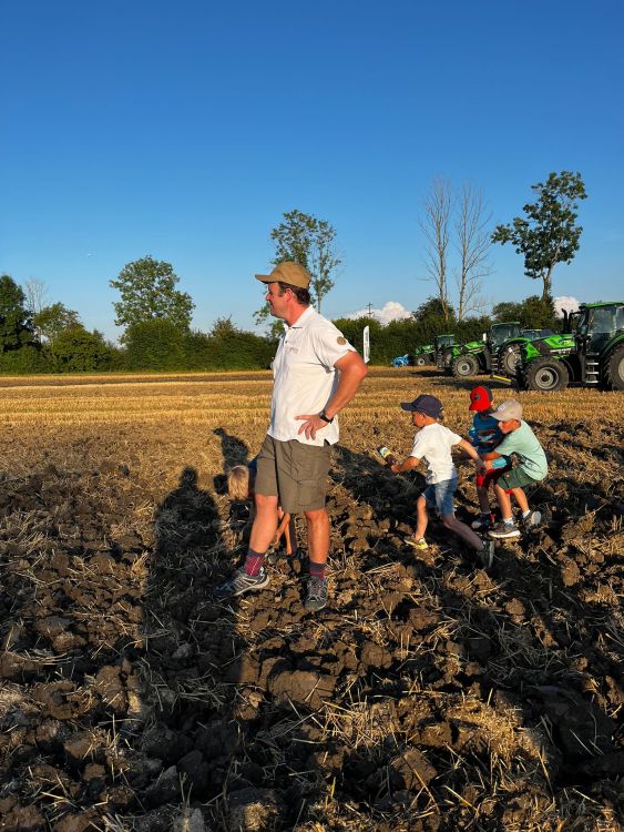 Même la relève s'intéresse déjà à la démonstration au champ. Photo : kim