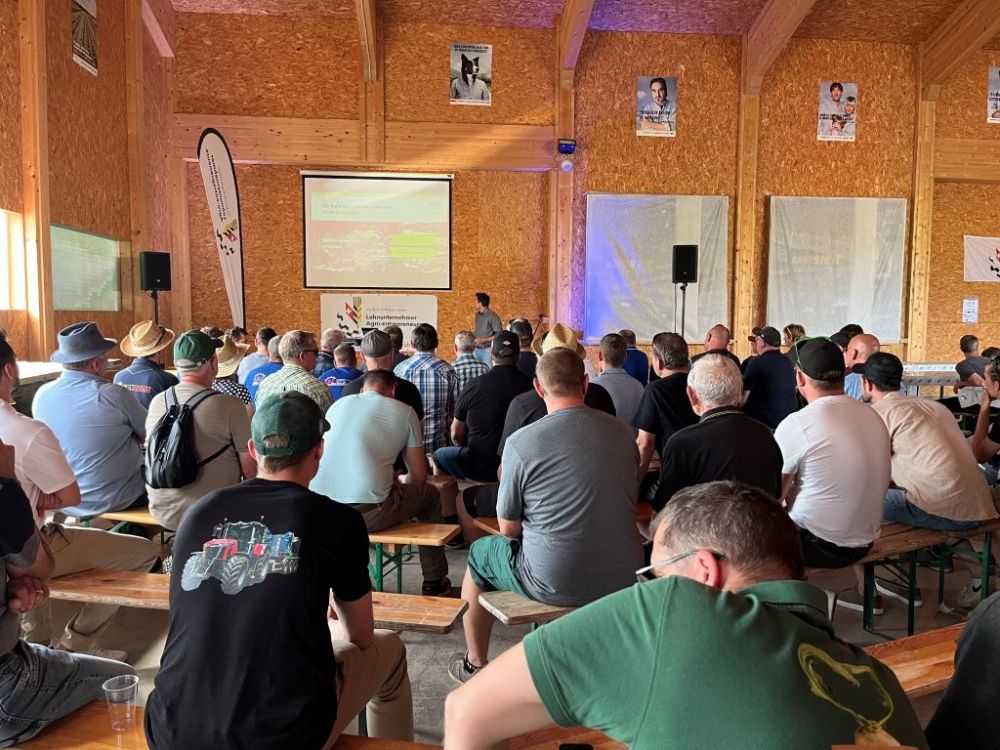 Matthias Anliker, Mitglied der Geschäftsleitung der A. Leiser Maschinen und Fahrzeuge AG, fordert beim Feldabend der Lohnunternehmer: „Nicht nur arbeiten – mitdenken, beraten, Mehrwert schaffen.“