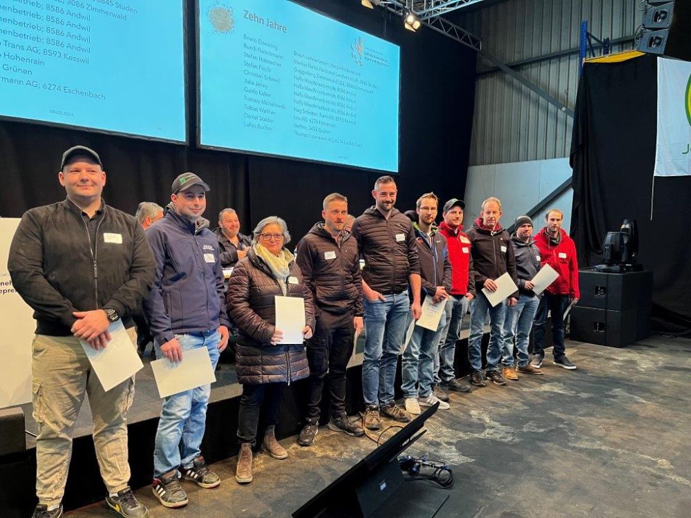 Hommage à la collaboratrice Julia Jenny, Haffa Maschinenbetrieb, et à d'autres collaborateurs pour leurs dix ans d'ancienneté. Photo : kim