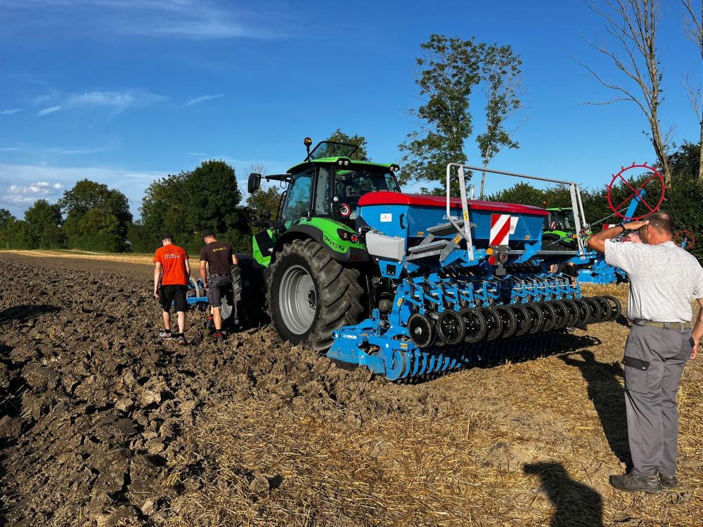 La herse rotative Lemken en combinaison avec un semoir Lemken Saphir. Photo : kim