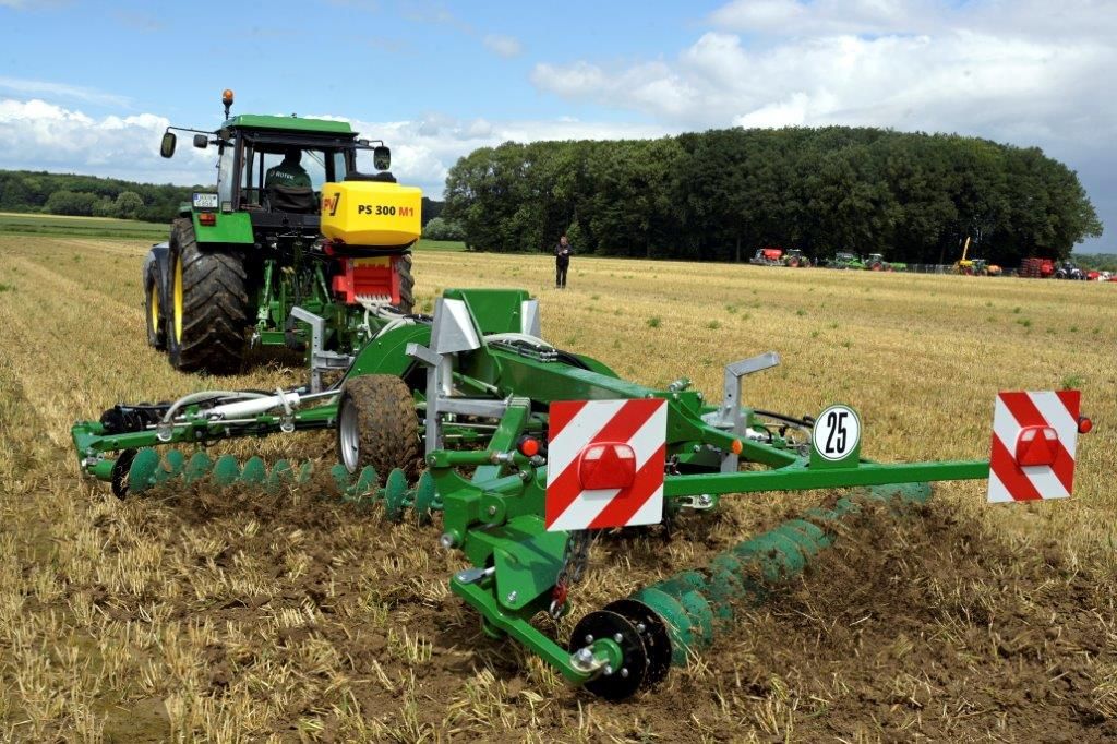 Zu Hause auf grossen Schlägen im australischen Outback, hat die Kelly-Egge längst auf hiesigen Betrieben Einzug gehalten, um ultraflach den Oberboden abzuscheren. Sie besticht durch einfachen Aufbau der ineinandergehängten Kettenglieder, perfekte Bodenanpassung und Leichtzügigkeit, zudem durch eine grosse Flächenleistung von 12 ha/h. Foto: Mühlhausen