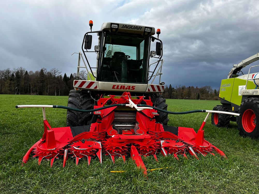 Claas Jaguar 850 Speed Star; Jahrgang: 2008; Motorenleistung: 428 Ps Extras: Pick-Up, Maisausrüstung mit 6-reihigem Kemper 445, Allrad, Schrotausrüstung mit Capello-Pflücker Quasar R6 inkl. Lieschensieb
