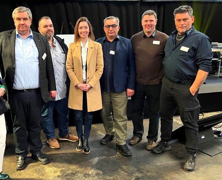 Le comité de l'Association suisse des agro-entrepreneurs avec la présidente fraîchement élue, la conseillère aux Etats Johanna Gapany. Fernand Andrey, vice-président, Daniel Haffa, vice-président, Rolf Haller, Beat Gerber, Felix Horni (tous membres du comité) de g. à dr. Photo : kim