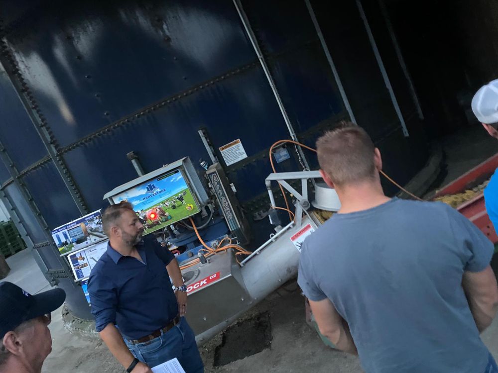 Le directeur de Werner Schuler AG à Hühnenberg, Philipp Hausheer, présente le système Air-Lock de Harvestore. Photo : zVg