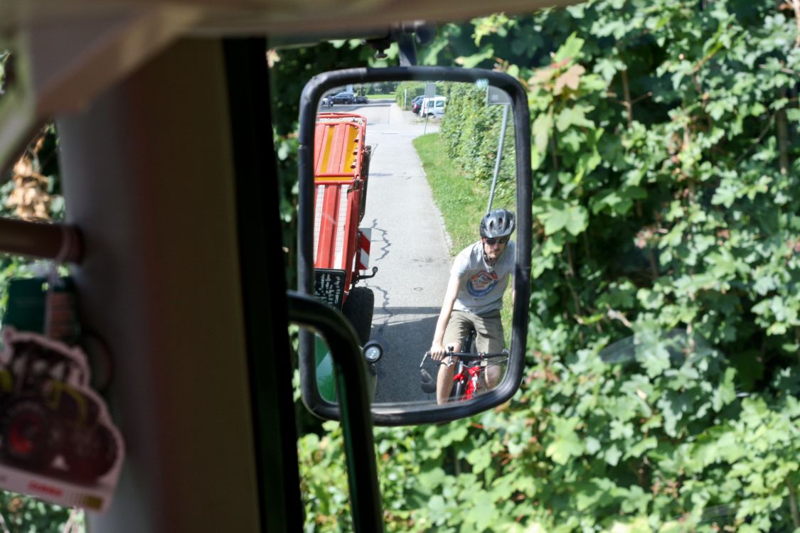Schneller da als gedacht: E-Bikes sind im Rückspiegel leicht zu übersehen und ihre Geschwindigkeit wird häufig unterschätzt. Ein letzter Kontrollblick vor dem Abbiegen kann entscheidend sein. (Bild: BUL)