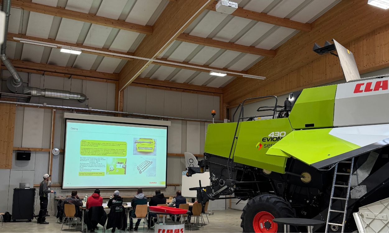 Les experts de Serco Landtechnik AG ont donné de précieux conseils. Photo : Stalder