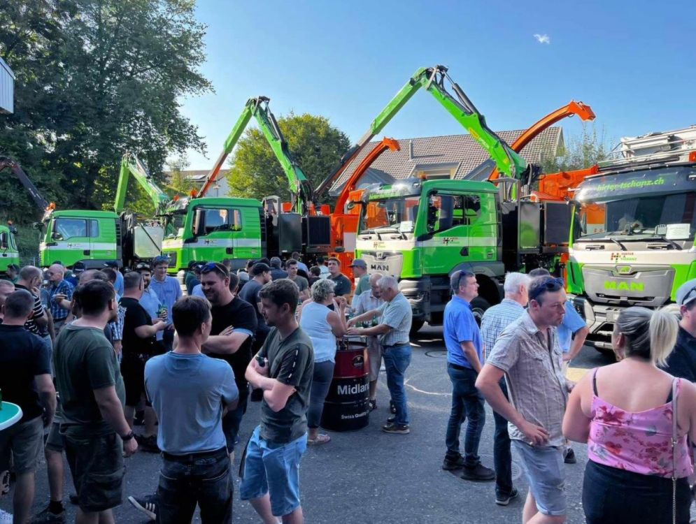 Apéritif devant les machines parfaitement présentées. Photo : kim