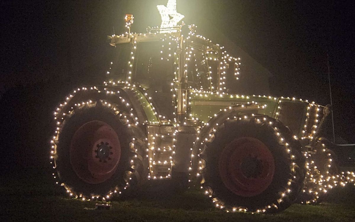 Tracteur Fendt avec guirlandes lumineuses et étoile de Noël.