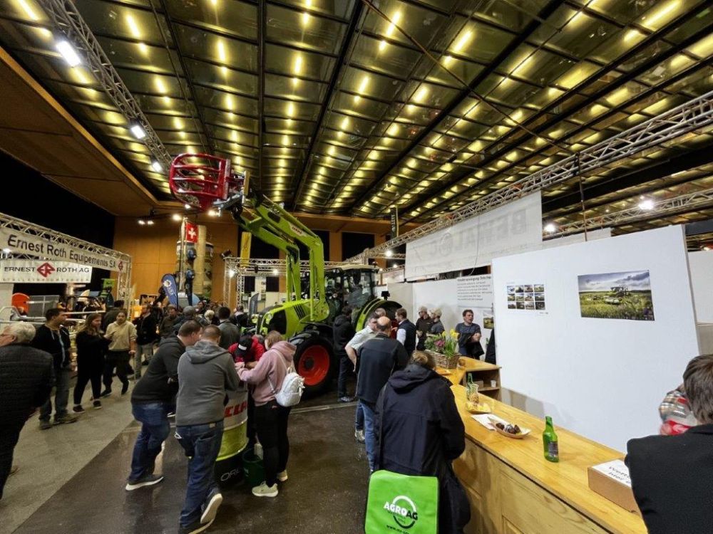 Serco Landtechnik gemeinsam mit ihren Partnern am Stand in St. Gallen.