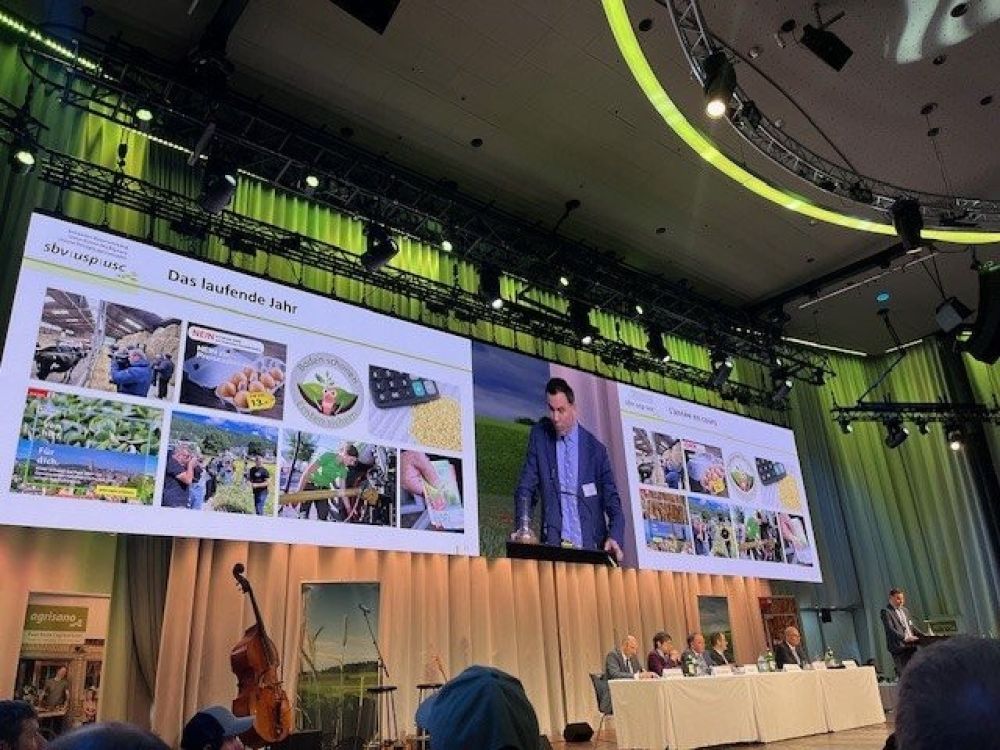 Der Verbandsdirektor Martin Rufer wies darauf hin, dass die Ernährungsinitiative nur mit einem Vegan-Zwang der Bevölkerung beim Essen umsetzbar wäre. Der SBV engagiere sich im Rahmen einer Allianz für die Ablehnung.