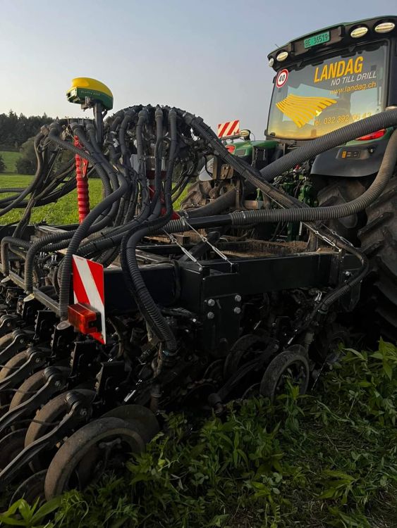 Le John Deere de l'entreprise agricole Landag avec un semoir direct. Image : kim
