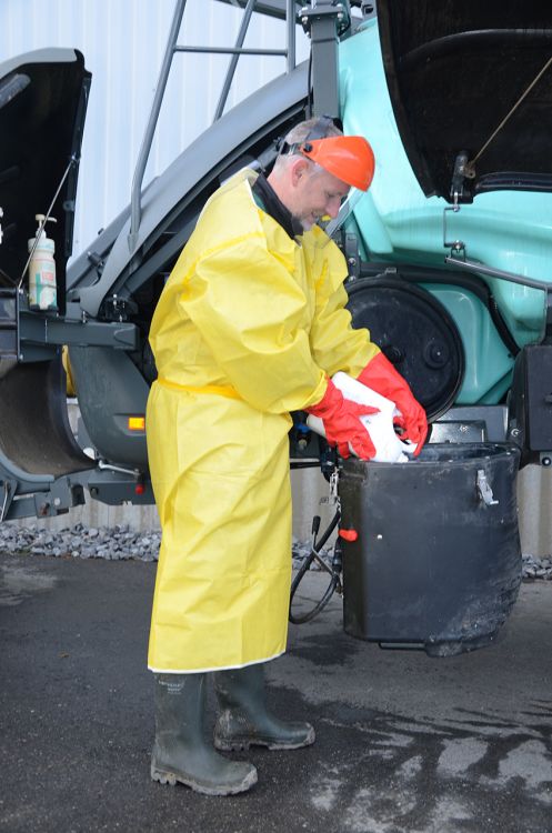 Pratique : Le tablier phytosanitaire Alpha Tec 3000 avec fermeture arrière. Pour la protection de l’utilisateur, il est important d’avoir le bon équipement à portée de main dans l’exploitation. Le magasin de la SPAA propose les équipements nécessaires  : bul.ch.