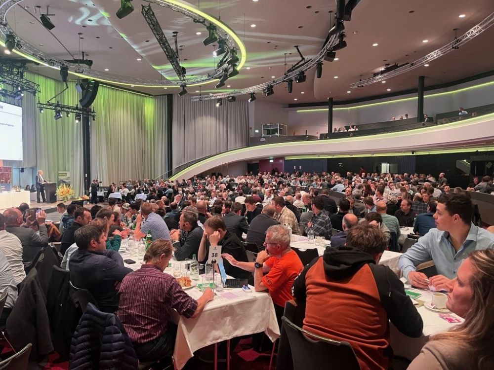 Leute sitzen an Tischen im Berner Kursaal