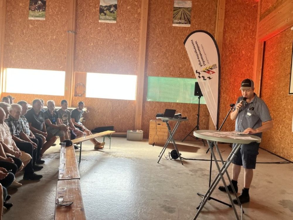 Am frühen Abend Siegerehrung des Geschicklichkeitsparcours. Samuel Guggisberg (r.), Vorstand Verband Lohnunternehmer Schweiz, ruft die drei Erstplatzierten auf.