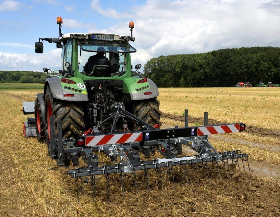 Le Grindstar est un développement commun de l'université technique de Cologne et de Saphir pour le travail du sol ultra-plat. Le sol est littéralement rasé par sept couteaux sur huit rotors à entraînement passif, la herse étrille à deux rangées élimine les matières organiques. Une puissance de traction de 80 ch suffit pour le cultivateur qui pèse à peine 1 tonne et des vitesses de travail de 12 à 18 km/h.