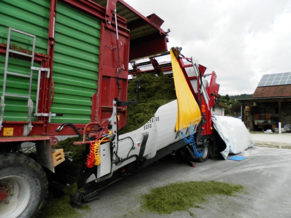 Les véhicules de transport correspondants chargent la trémie de réception du Silospeed. Photo : Süß