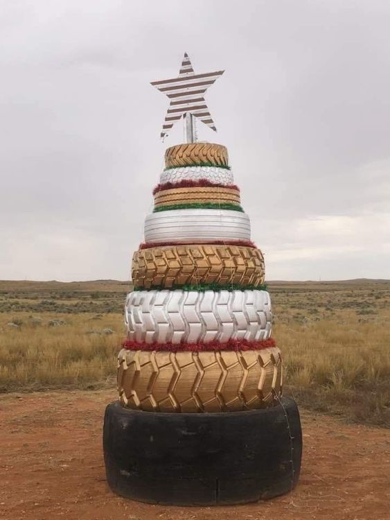 Dieser Weihnachtsbaum aus Traktorreifen steht im australischen Outback und wird von Trent Clare jedes Jahr in neuen Farben aufbereitet. (Quelle: Trent Clare)