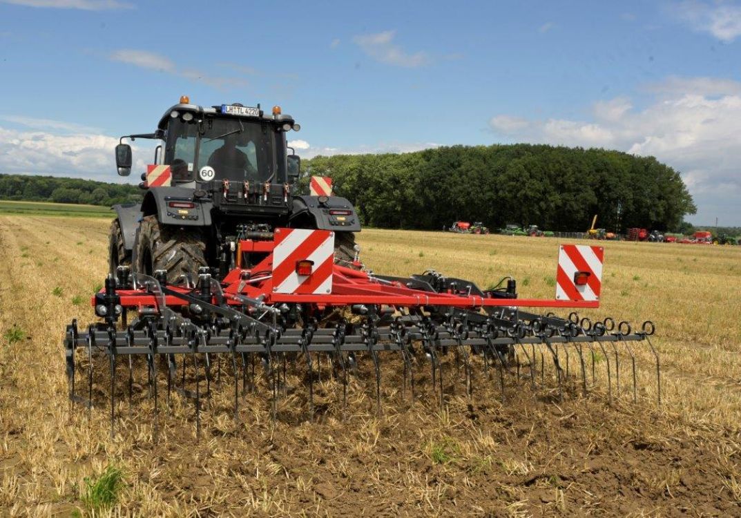 L'ActiCut de 4Disc, également appelée « coupeuse de pain ambulante » lors des journées champêtres de la DLG, a été conçue pour le travail du sol très superficiel. Les disques de coupe, qui tournent en sens inverse et se chevauchent de 7 cm, sont entraînés activement par des rotors. Un amplificateur de pression sur le bras inférieur permet d'augmenter la pression sur la machine. Les rotors sont suivis par une grande herse pour le désherbage.