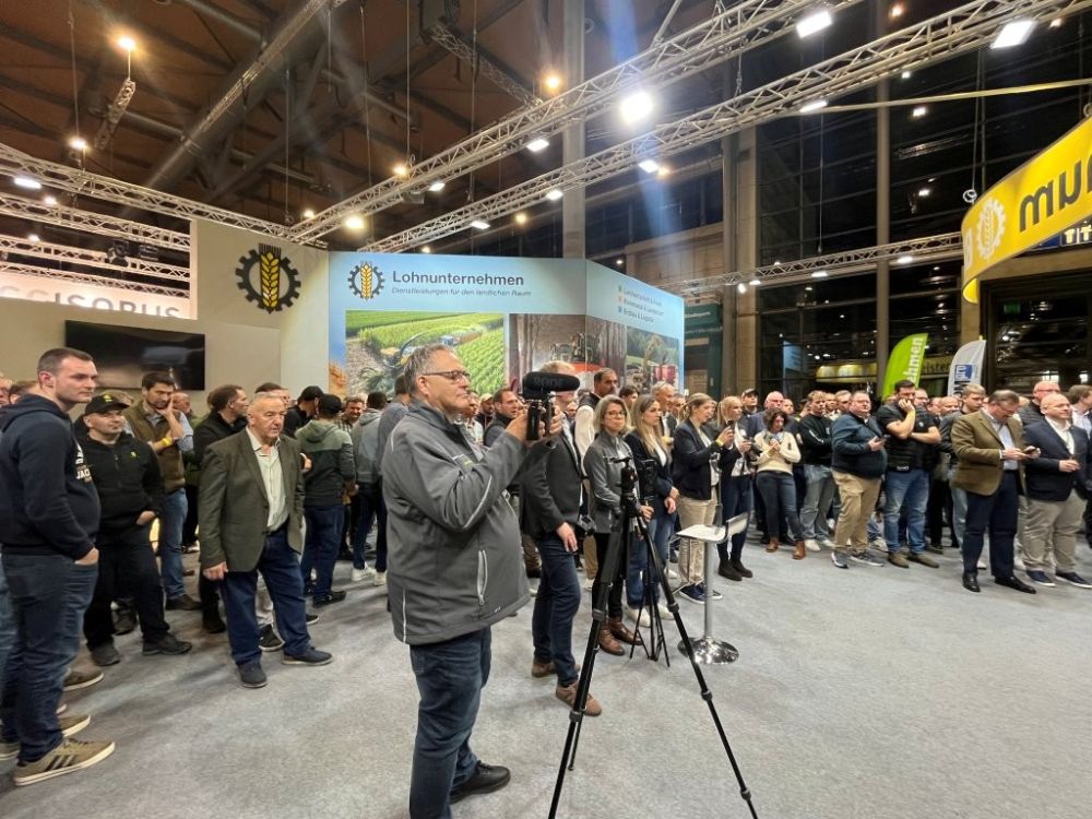 Auf dem Stand des Bundesverbandes Deutscher Lohnunternehmer wurde der Award überreicht. Bildquelle: kim