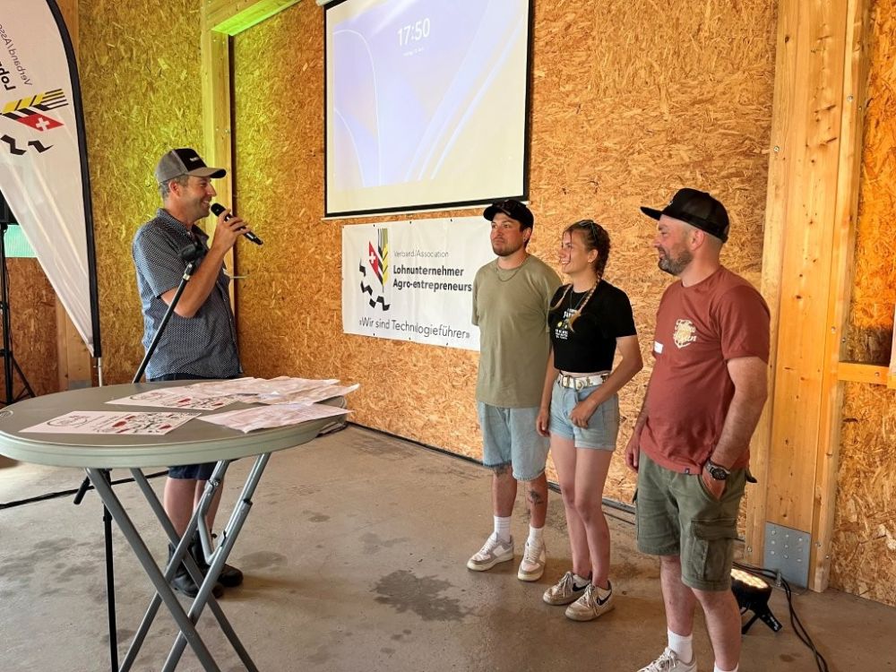 Tiktokerin Marina Schlegel gewinnt den Parcours. Zweiter Rang geht an Instagrammer Patrick Danuser aus Bad Ragaz (li.) Dritter Rang an René Ritter vom Leimenhof, Wenslingen.