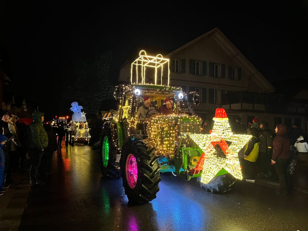 Des tracteurs qui brillent de mille feux - Une véritable œuvre d'art issue de la créativité des participants. Image : kim