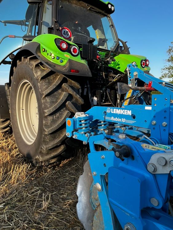 Un déchaumeur à disques Lemken en action. Photo : kim
