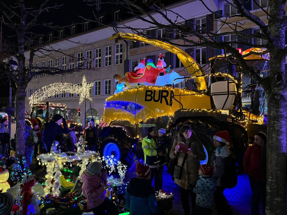 Une ensileuse de la marque New Holland a également participé au cortège. Image : kim