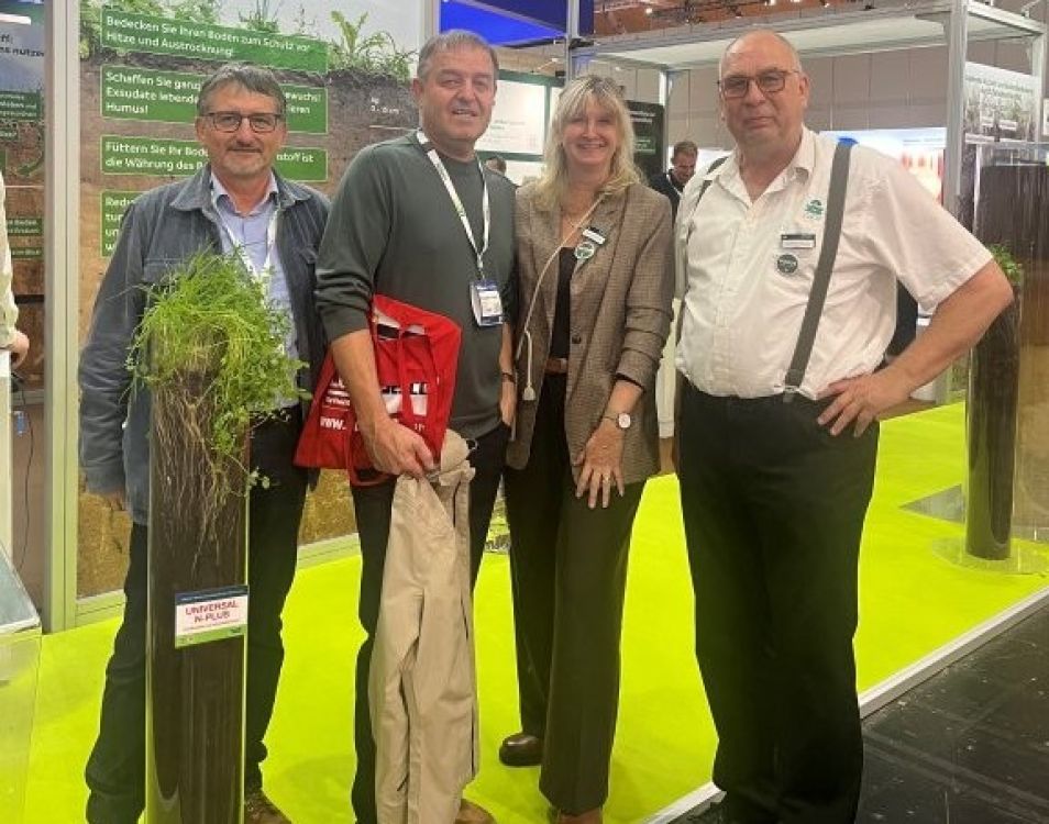 Bernhard Streit (HAFL), Hans-Peter Lauper (Swiss No-Till), Dr. Jana Epperlein, Burkhard Fromme (v. li.) unterwegs für Soil Evolution, was im Sommer in der Schweiz auf dem Gurten stattfindet. Bildquelle: kim