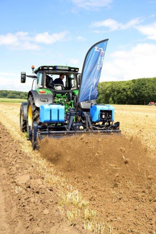 La bio-fraise de Brevigliere est guidée en profondeur par des pneus à grand volume, le rotor de la fraise fonctionne à 400 tr/min. L'objectif des bio-fraises, dont on parle particulièrement dans le cadre de l'agriculture régénérative, est de permettre un compostage de surface des matières organiques. Pour cela, il est possible d'utiliser des bactéries de fermentation dans les cuves cultivées afin d'améliorer la décomposition.