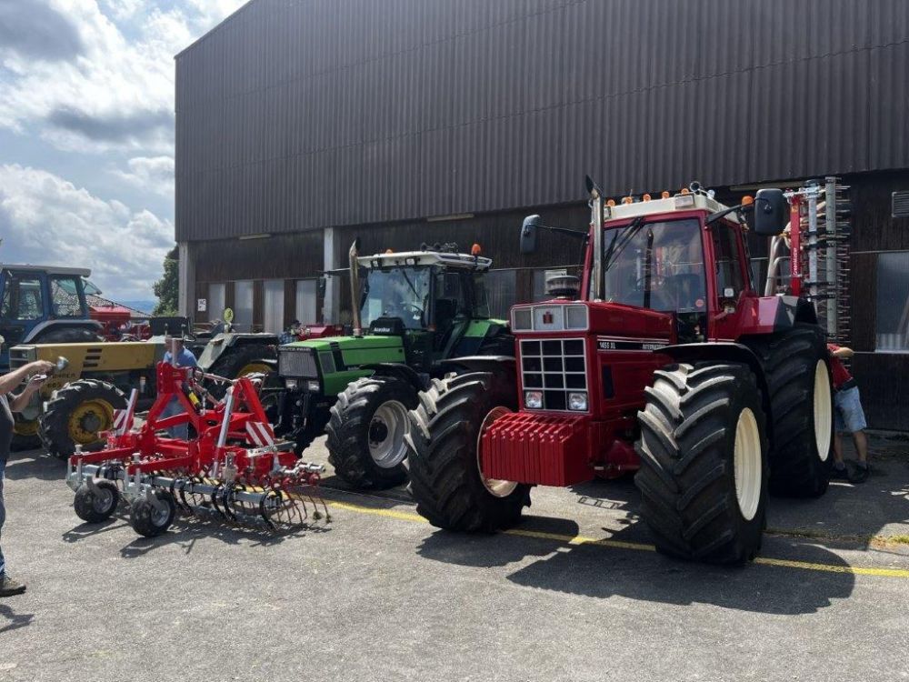 De beaux tracteurs de légende lors de la journée champêtre Güttler & Evers à Zollikofen. Image : kim