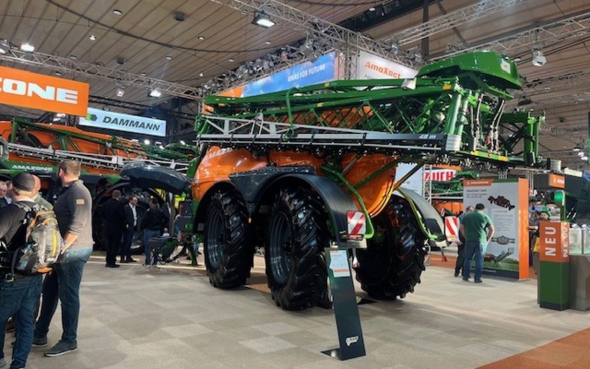 Le pulvérisateur automoteur Amazone Pantera sur une éxposition.