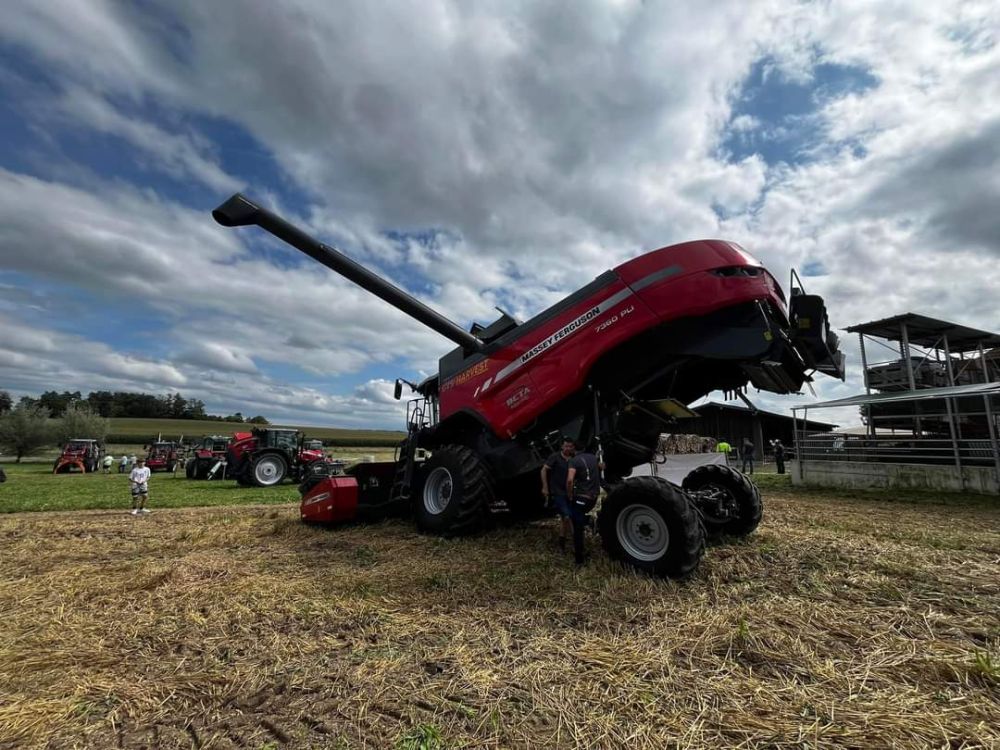 La MF Beta 7360 PLI dispose d'une compensation de pente latérale jusqu'à 20 % ainsi que d'une compensation dans le sens de la marche. Photo : kim