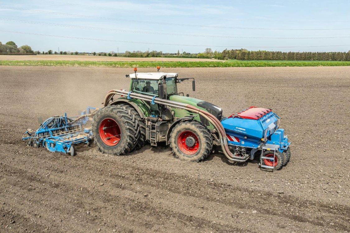 La trémie frontale du Solitair F de LEMKEN est la base d'une combinaison avant-arrière pour le semis. Photo : zVg