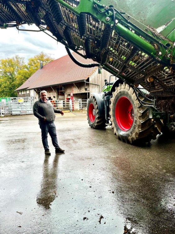 Fernand Andrey explique la machine aux visiteurs. Photo : kim