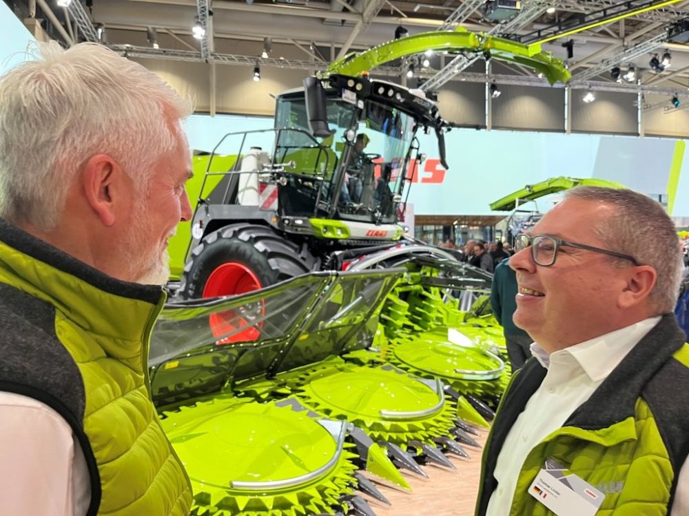 Thomas Linder (r.) Serco und Volker Buhlmann, Claas vor dem Häcksler Baureihe 1000. Bildquelle: kim