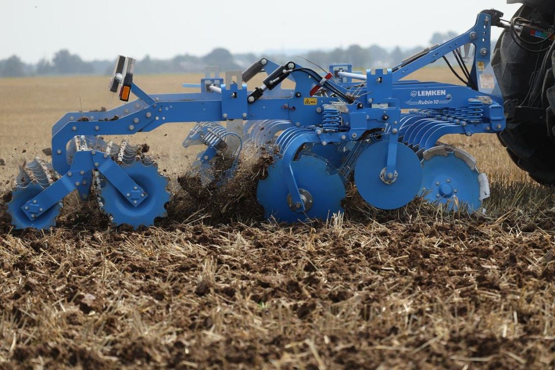La version de base du Rubin 10 MR de LEMKEN, portée en trois points, existe en version rigide jusqu'à une largeur de travail de 4 m. Photo : zVg
