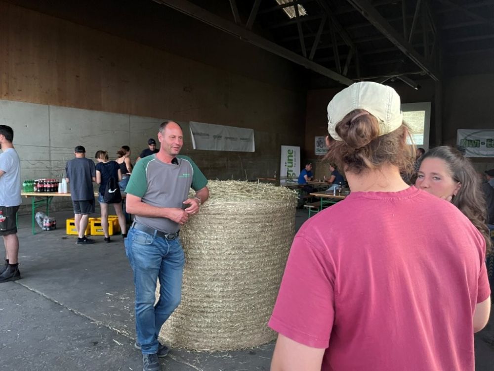 Lohnunternehmer Urs Schneeberger probierte das Netz aus Jute aus.