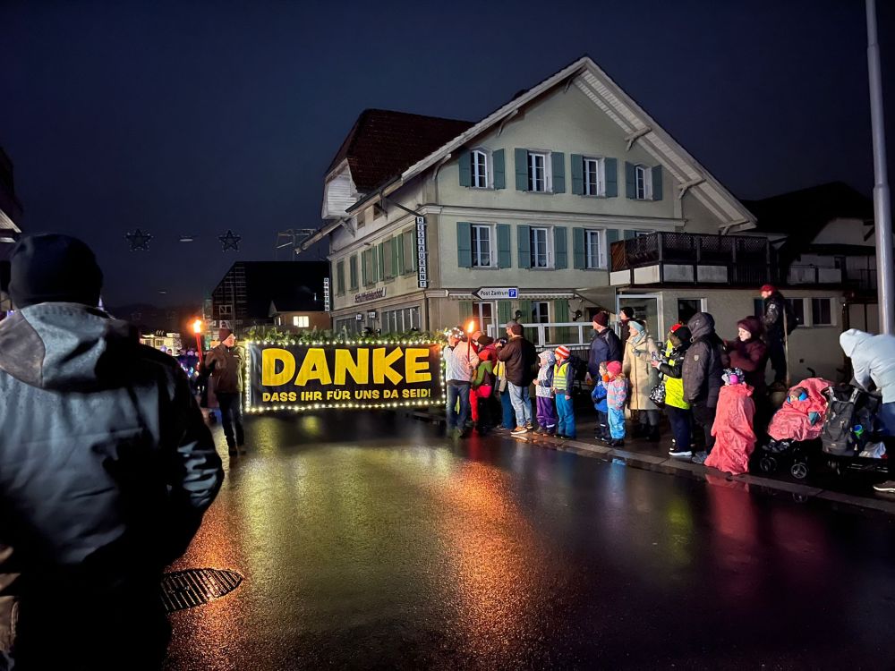 L'ambiance festive de la balade lumineuse a rassemblé les gens et rappelé le précieux travail des agriculteurs. Image : kim