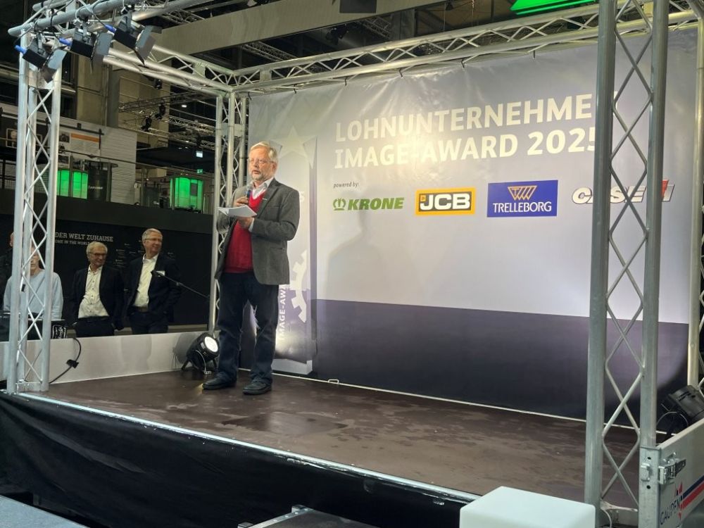 Jens Noordhof, Chefredakor Magazin Lohnunternehmen, moderierte die Verleihung des Awards.  Bildquelle: kim