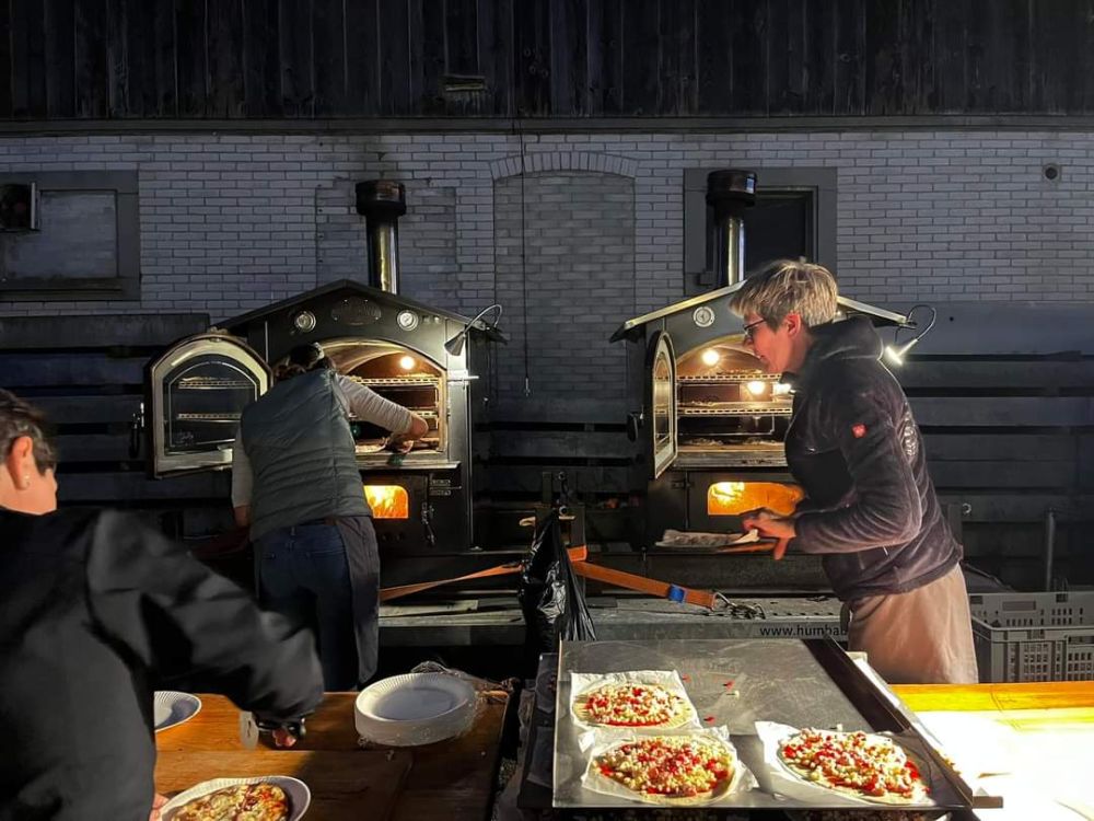 Une pizza cuite au four à pierre a été offerte aux participants après les présentations. Image : kim