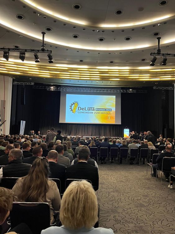 Salle comble avec 400 invités qui attendent avec impatience la remise des prix. Image : kim