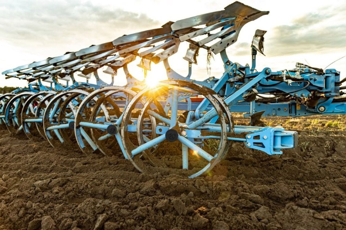 Der	FlexPack ermöglicht effiziente Arbeitsabläufe und präzise Bodenbearbeitung beim Pflugeinsatz. Foto: lemken