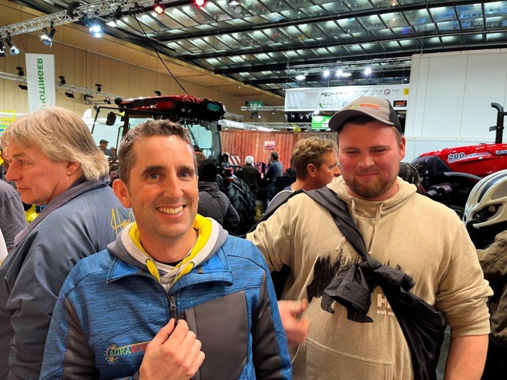 Lohnunternehmer Markus Zimmermann (li.) mit Mitarbeiter unterwegs auf dem Messegelände. Foto: kim