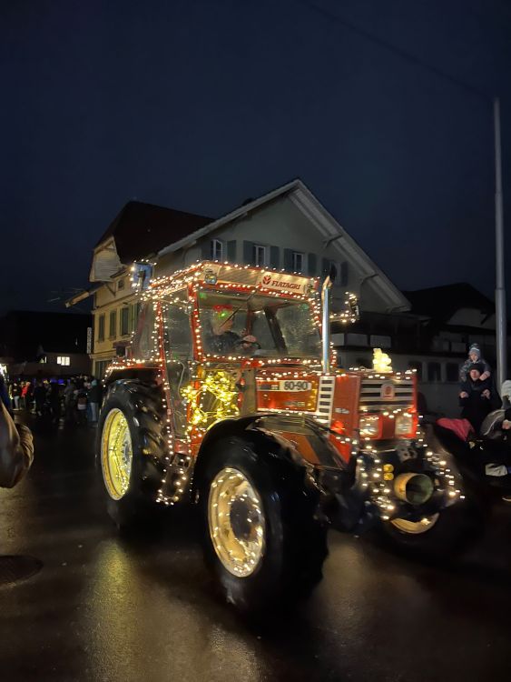 Le tracteur décoré Fiat 80-90 DT était l'un des quelque 30 tracteurs. Image : kim